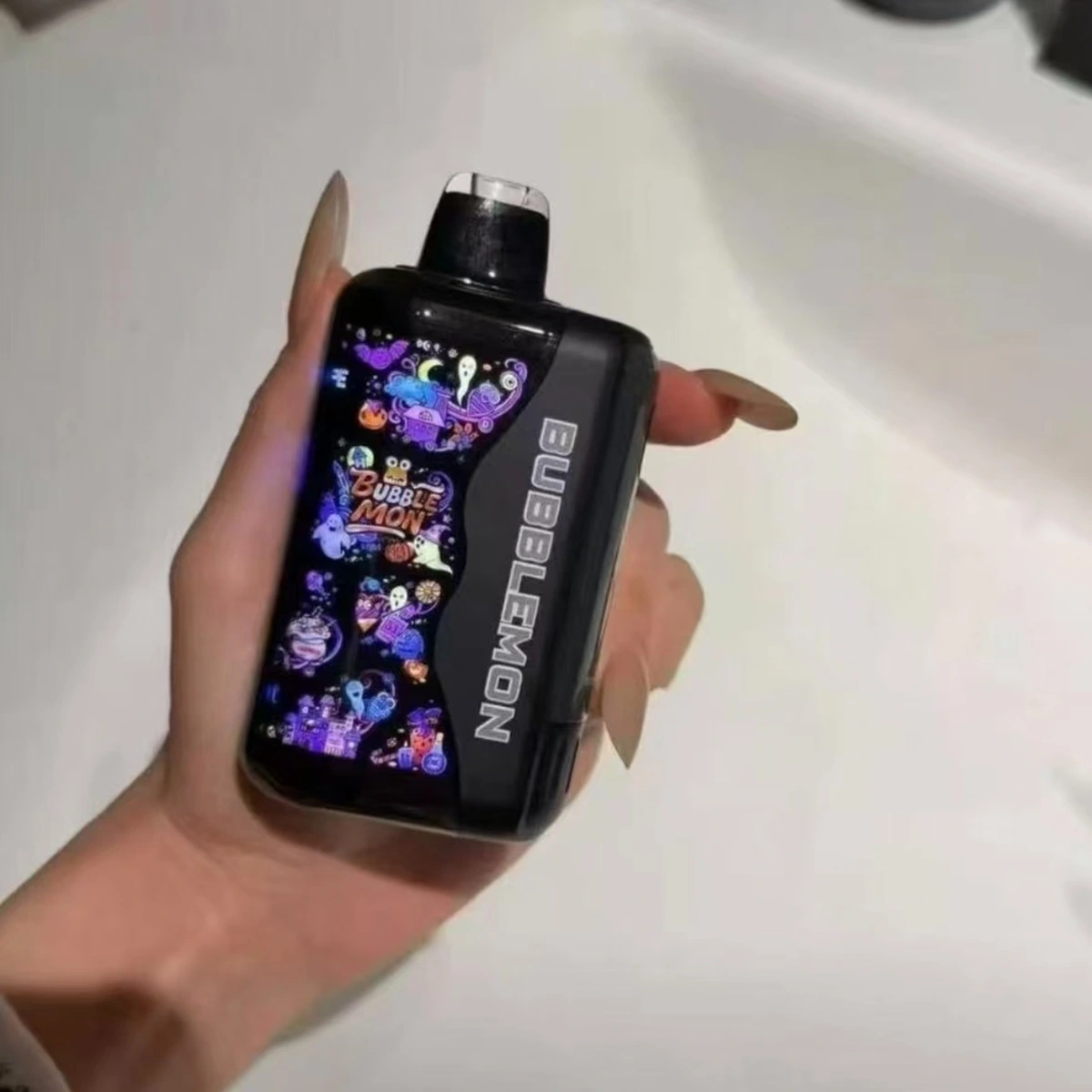 BUBBLEMON ブラックVAPEを手に持った実写