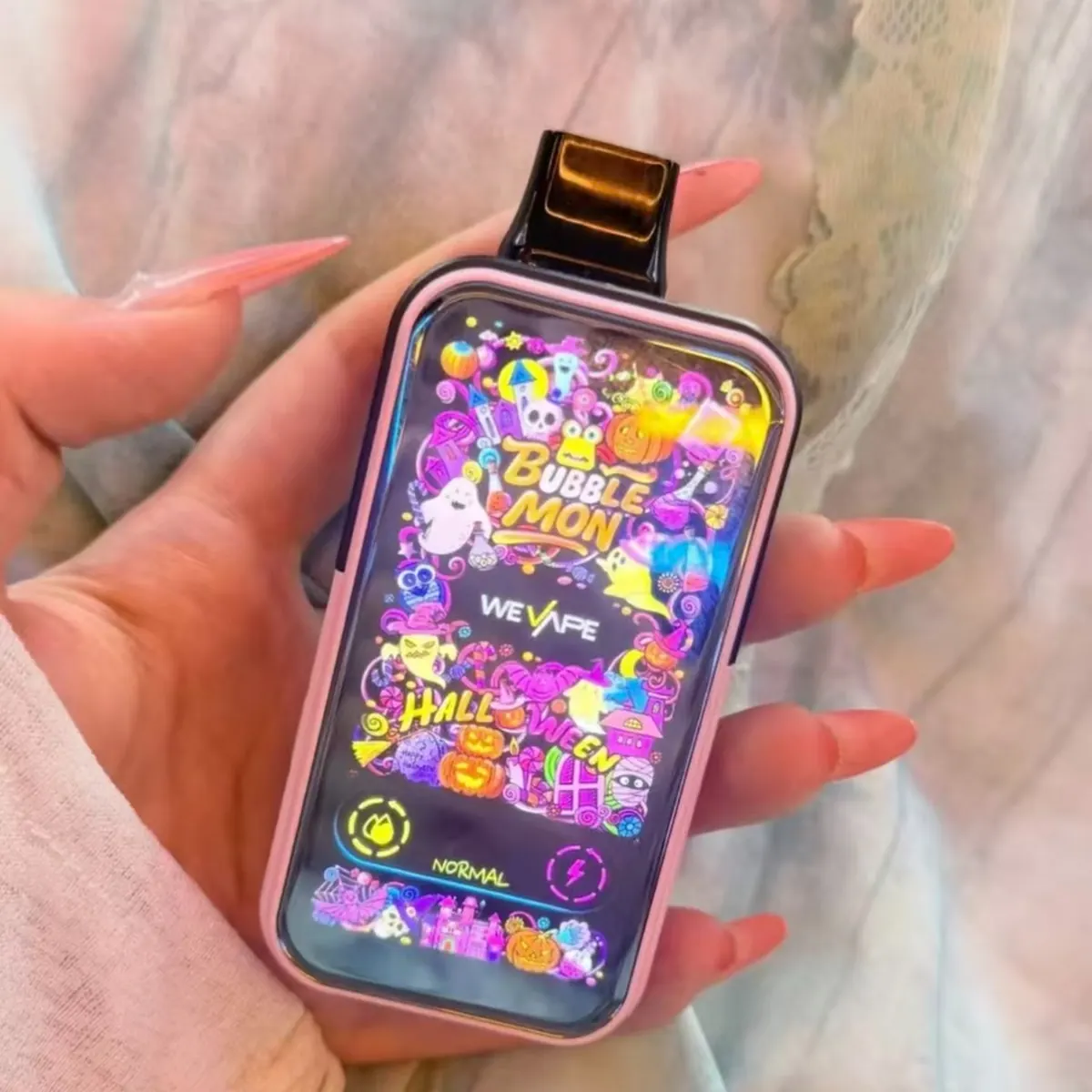 BUBBLEMON ピンクVAPEを手に持った実写