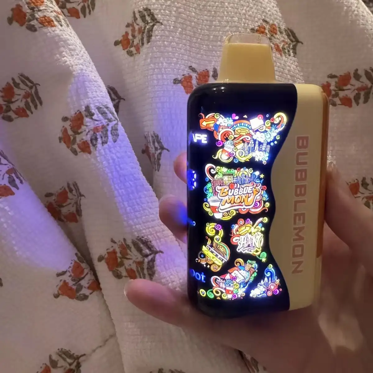 BUBBLEMON VAPEを手に持ったライフスタイル実写