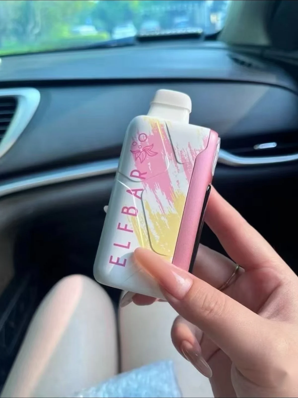 ELFBAR ピンクVAPEのライフスタイル実写