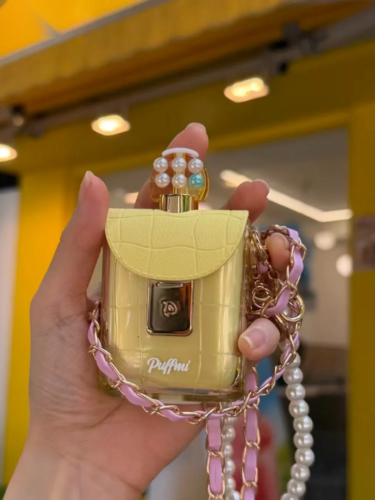 PUFFMI イエローVAPEのライフスタイル実写